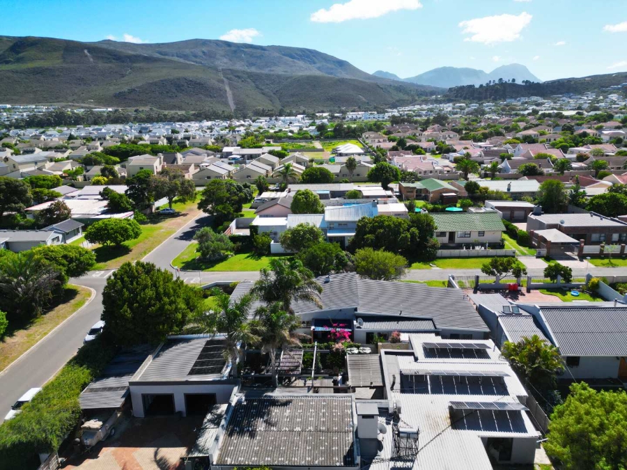 4 Bedroom Property for Sale in Sandbaai Western Cape